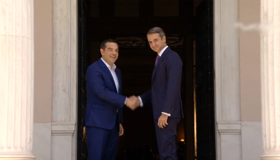 Σου έδειχναν τον Κουφοντίνα, ενώ την κοπάναγε ο Τσουκάτος.