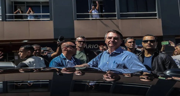 Ο πρόεδρος της Βραζιλίας κυκλοφορεί αδιαφορώντας για τον κορονοϊό