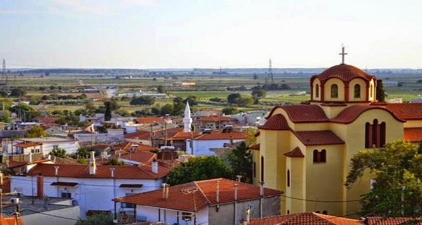 Στη διαπασών τα ηχεία των τζαμιών στη Θράκη, αλλά την κυβέρνηση την πειράζουν τα μεγάφωνα και οι καμπάνες της Εκκλησίας