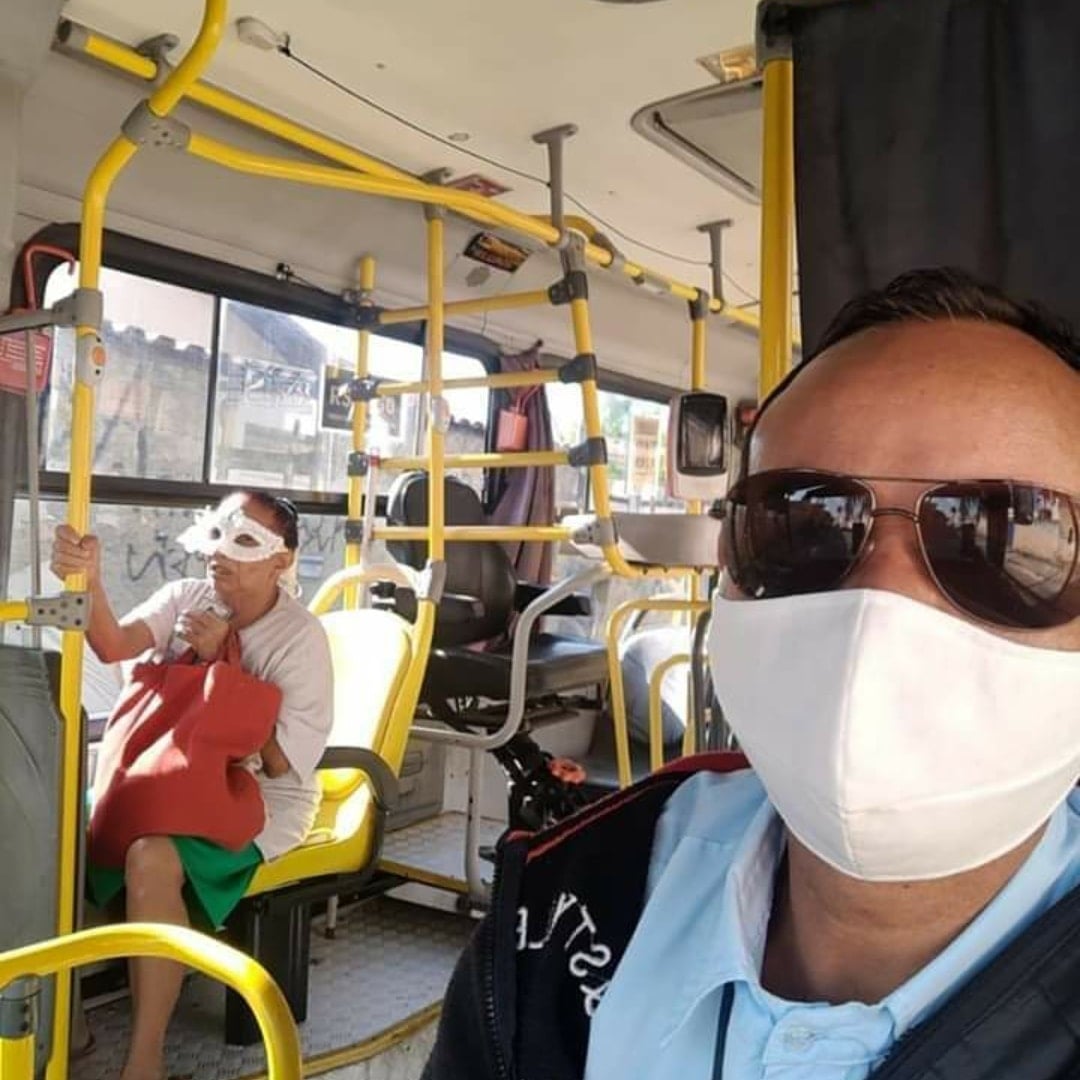 Εξοικειώνεται ο κόσμος σιγά σιγά με την χρήση της μάσκας.