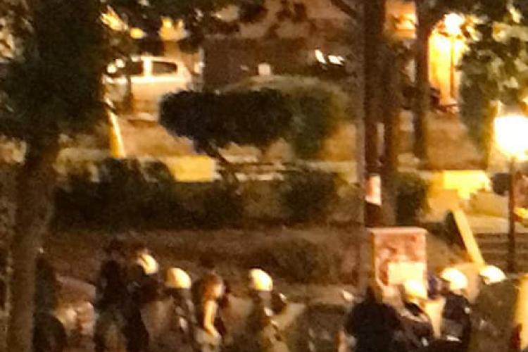 ΕΚΤΑΚΤΟ Νύχτα τρόμου στην Άνω Πόλη στην Θεσσαλονίκη. Τα ΜΑΤ τσάκισαν στο ξύλο πολίτες που καθόντουσαν στην πλατεία. #skg #antireport #anopoli