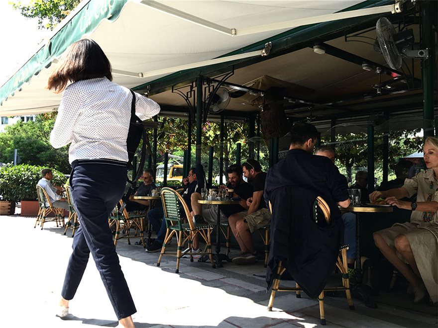 Γεμίζουν κόσμο σιγά σιγά καφενεία και εστιατόρια που άνοιξαν σήμερα. 14 30359716 489a 4dd2 885f c966c5f0605d