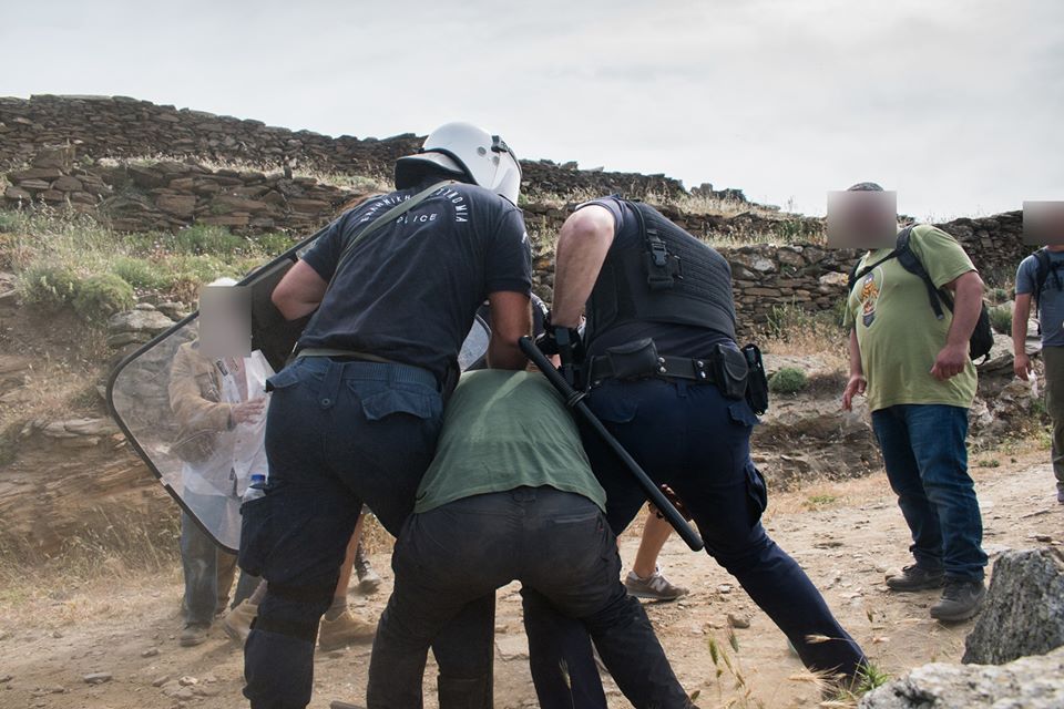 Μετά από κυβερνητική εντολή: Άγριο ξύλο σε κατοίκους της Τήνου από τα ΜΑΤ γιατί διαμαρτυρόντουσαν για τις ανεμογεννήτριες.