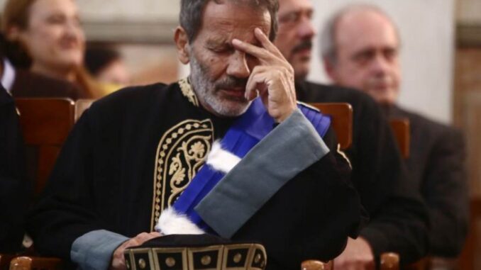 Σταύρος Ξαρχάκος; Σκόνη