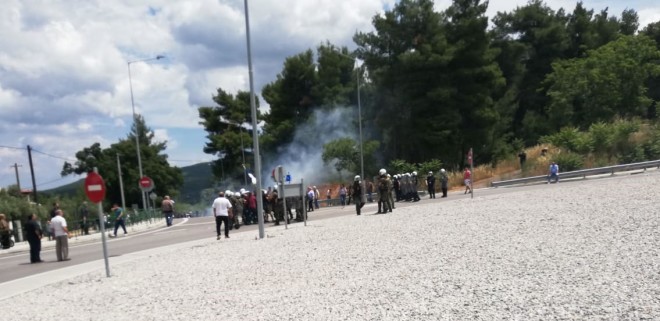 ΤΩΡΑ: Τσακιζουν στο ξύλο τους κατοίκους στη Μαλακάσα. Όταν όμως οι μετανάστες έκλειναν τις γραμμές του τρένου ούτε τους ακουμπούσαν.