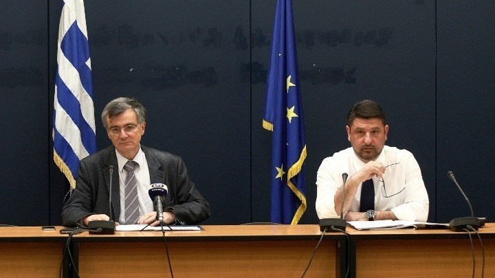 Λύγισε ο Τσιόδρας απαγγέλλοντας στίχους  για να αποχαιρετήσει τον κόσμο.