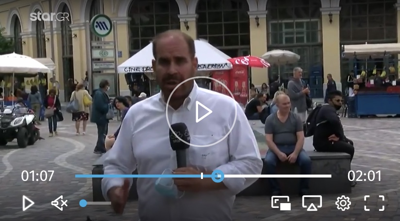 Αγανακτισμένοι μαγαζάτορες στο Μοναστηράκι τσακιζουν στο ξύλο τσαντάκια που έκλεψε τουρίστρια.