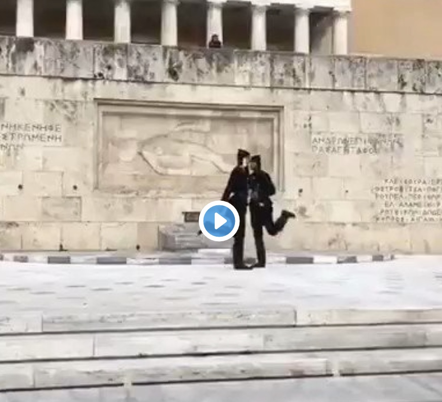 ΣΕΙΣΤΗΚΕ το Σύνταγμα την στιγμή της αλλαγής φρουράς εις μνήμην της Γενοκτονίας των Ποντίων.
