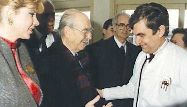 Δημήτρης Κρεμαστινός. Η πορεία της ζωής του, η σχέση του με τον Ανδρέα Παπανδρέου και η πολιτική του σταδιοδρομία.