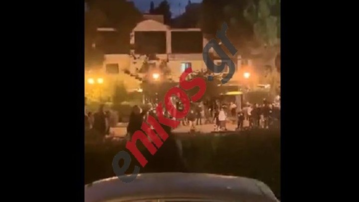 Ένταση στην Αγία Παρασκευή: Συγκεντρωμένοι στην πλατεία Αγίου Ιωάννου φώναξαν συνθήματα.