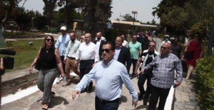 Ποσό σοβαρά μπορούν να πάρουν οι πολίτες τις νουθεσίες πολιτικών που αγνοούν επιδεικτικά και κατά συρροή τα μέτρα προστασίας;