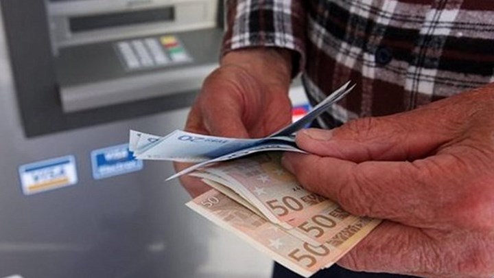 Τσάκισαν τους συνταξιούχους με τις περικοπές και τις κρατήσεις.
