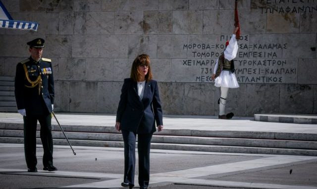 Άλλο παππάς, άλλο ζευγάς – Οι άστοχες επιλογές της Κατερίνας Σακελλαροπούλου: Ο ΠτΔ δεν είναι οιονεί υπουργός -ούτε «παρά τω Πρωθυπουργώ».