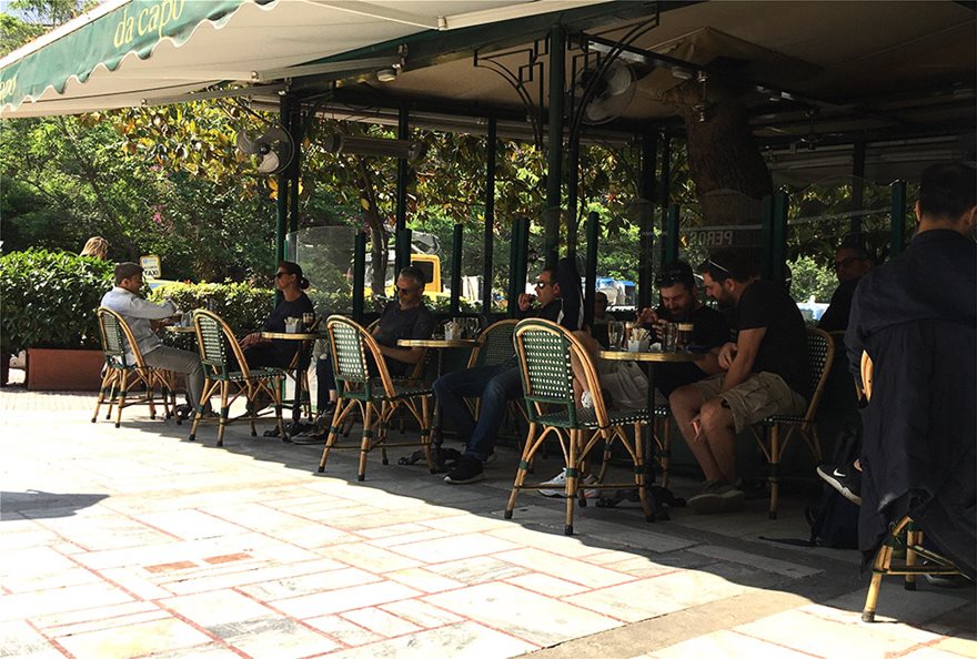 Γεμίζουν κόσμο σιγά σιγά καφενεία και εστιατόρια που άνοιξαν σήμερα. 15 ebd923bd 2e9b 41ef 87d6 bf567d55abd3