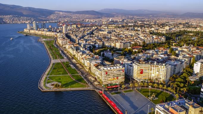 Τα μεγάφωνα σε μιναρέδες της Σμύρνης μετέδωσαν το Bella Ciao αντί για κάλεσμα σε προσευχή.