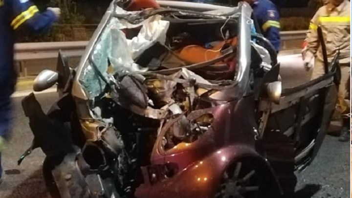 25χρονη τράκαρε μιλώντας  στο κινητό ενώ οδηγούσε και το αυτοκίνητο της έγινε Σμπαράλια. Σώθηκε από θαύμα.