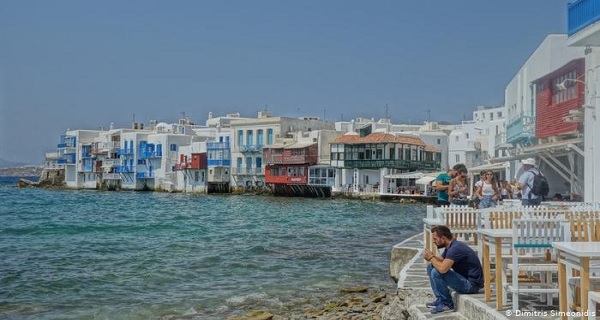 Πάρτι με χανούμισσες σε εκκλησία - Έκαναν μέχρι και στριπτίζ!