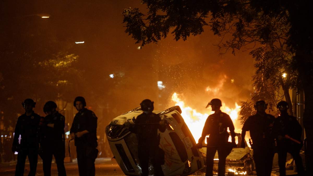Χάος στην Αμερική. Αστυνομικοί πυροβολούν εναντίον των διαδηλωτών στο Κεντάκι.