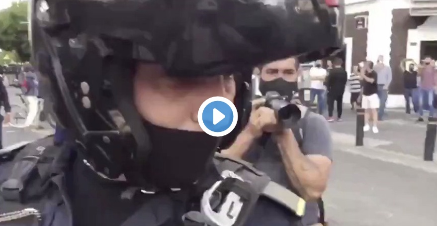 Το βίντεο που κάνει τον γύρο του κόσμου. Η στιγμή που διαδηλωτής βάζει φωτιά σε μοτοσυκλετιστη της αστυνομίας.