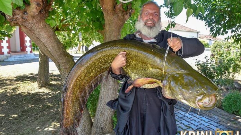 Ιερέας στα Τρίκαλα έπιασε ψάρι 35 κιλών.