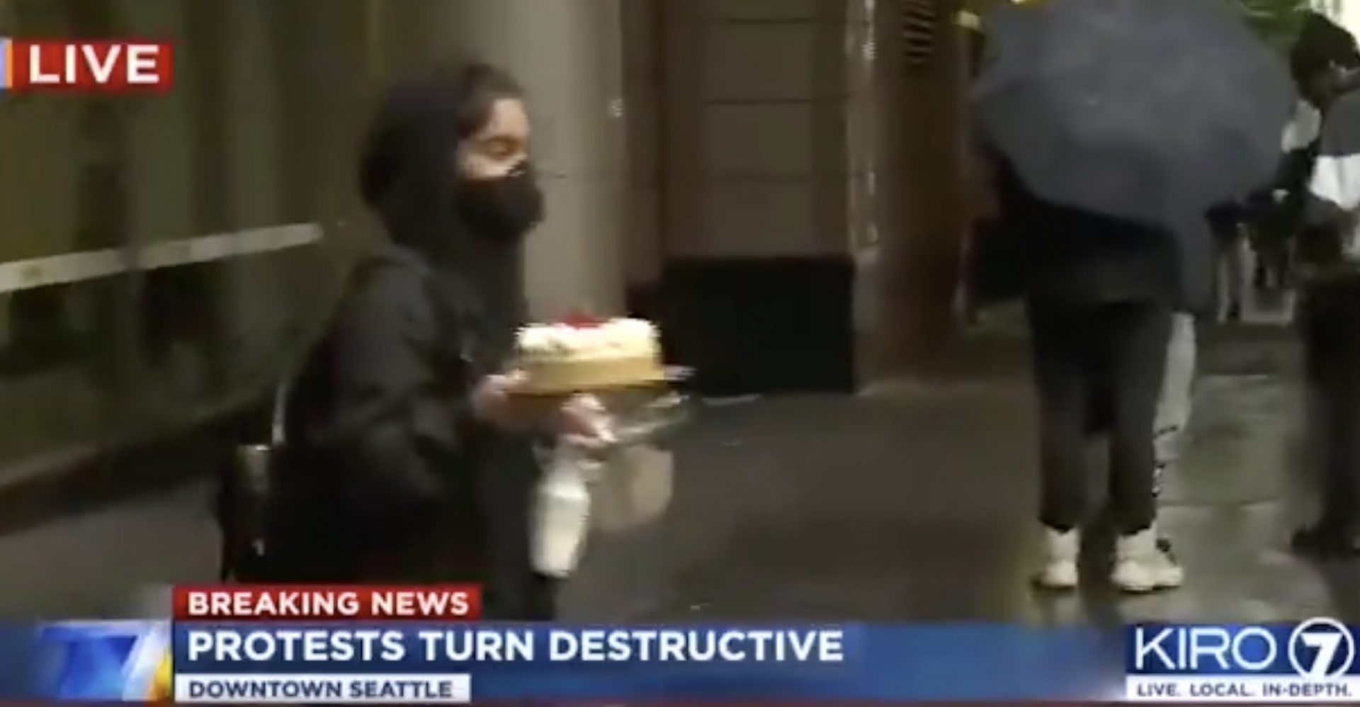 Η διαδηλώτρια με το cheesecake.