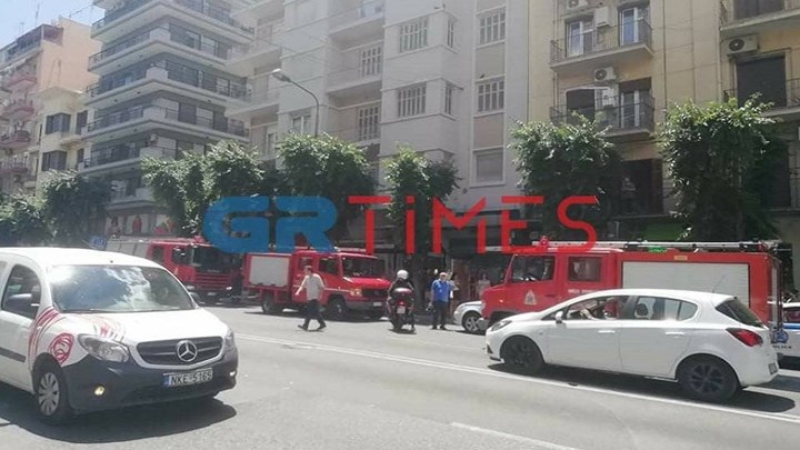Έπεσε φλεγόμενη από τον φωταγωγό σε πολυκατοικία στην Θεσσαλονίκη.