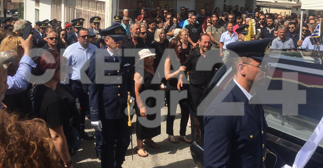 Δάκρυσε όλη η Κρήτη στην κηδεία του υποσμηναγού Μανώλη Γαρεφαλάκη.