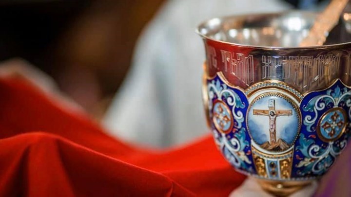 Θεία Κοινωνία με λαβίδες μιας χρήσης.
