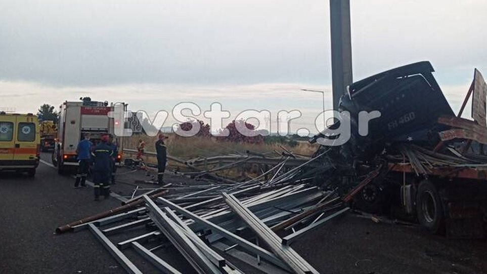 Σοβαρό τροχαίο στο Σχηματαρι με νεκρό ενα οδηγό φορτηγού.