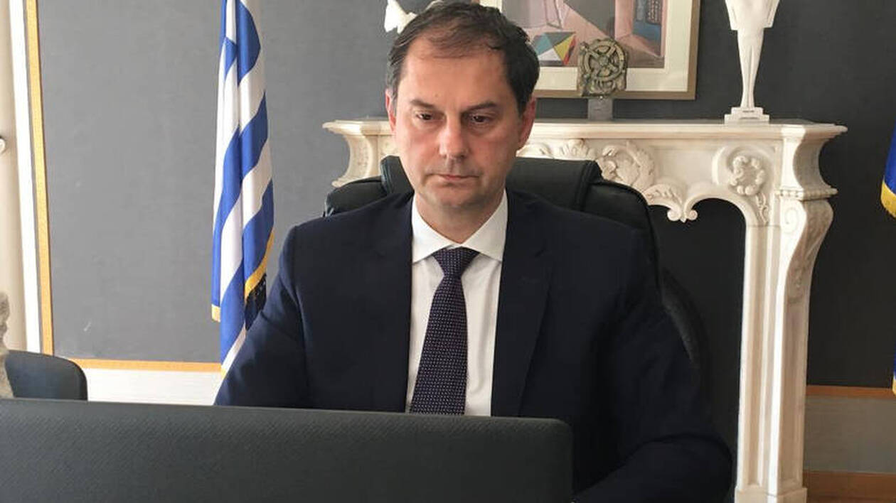 Κατέρρευσε ο Λάκης Κομνηνός μετα τη δήλωση του Θεοχαρη για τα ηλιοβασιλέματα.