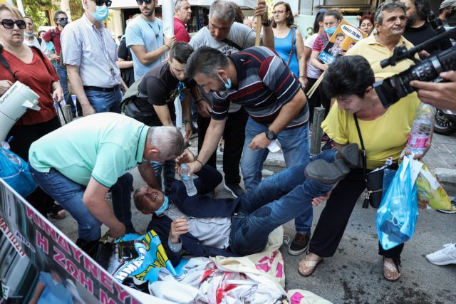 Άγριο ξύλο από τα ΜΑΤ του Μητσοτακη στον πράσινο συνδικαλιστή Μιχάλη Γιαννακο που είδε γίνει γνωστός από τις επιθέσεις του στον Πολάκη.