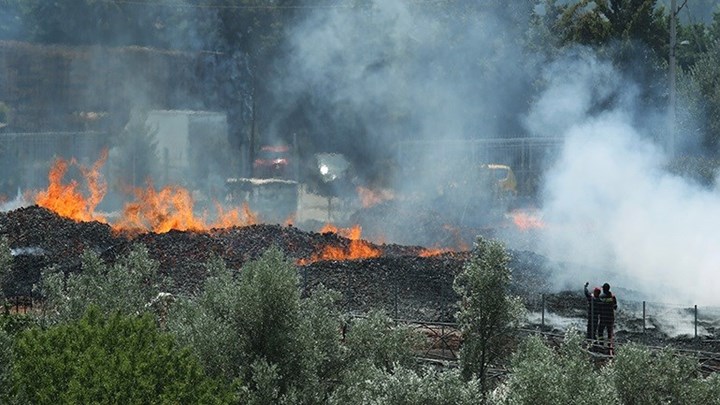Στο έλεος της φωτιάς τα Ψαρά. Ολονύχτια μάχη των πυροσβεστών να σώσουν ότι μπορούν.