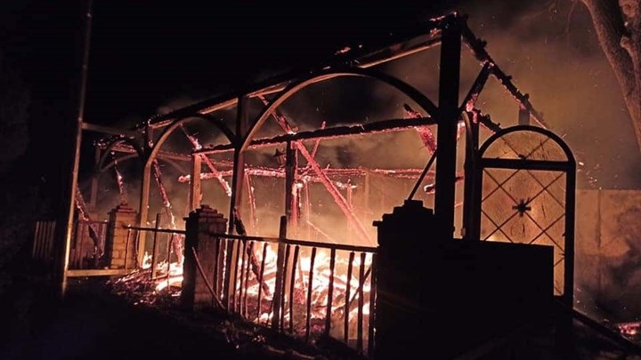 Κάηκε ολοσχερώς η ιερά μονή Βαρνάκοβας στη Φωκίδα από μεγάλη φωτιά.