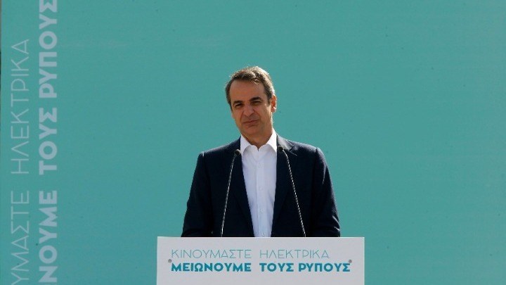 Η ανεργία εκτινάσσεται στα ύψη και ο Μητσοτάκης δίνει κίνητρα για αγορά ηλεκτρικών αυτοκινήτων όταν ο κόσμος δεν μπορεί να αγοράσει ούτε καινούργιο αποχυμωτή.
