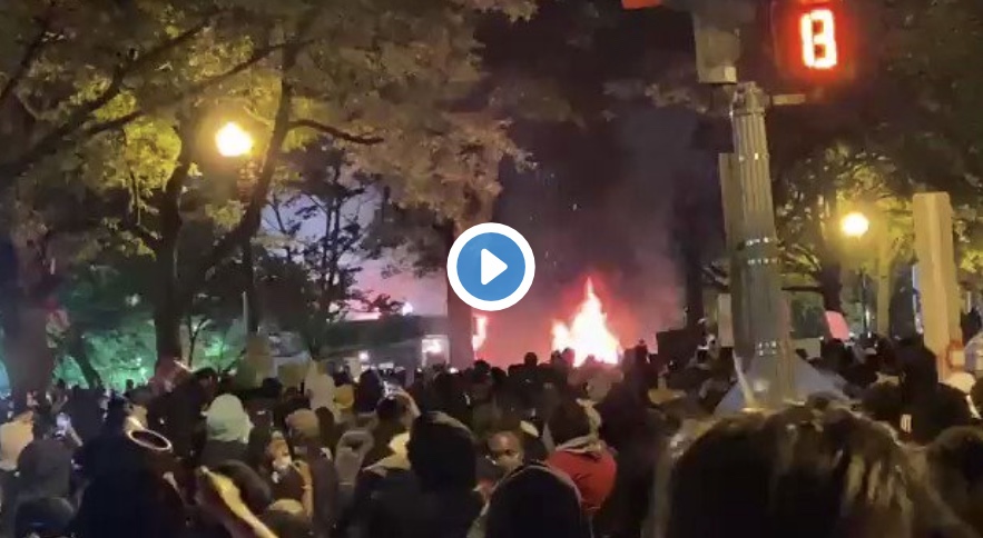 Βίντεο έξω από τον Λευκό Οικο. Ένα βήμα πριν μπουν μέσα οι διαδηλωτές.
