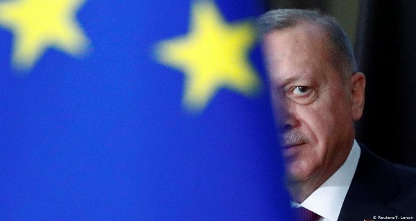 «Αλλήλων καταφρονούντες αλλήλοις αρεσκεύονται…»