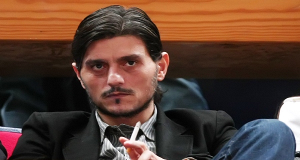 Άνανδρη επίθεση παρακρατικών στο σπίτι του Δημήτρη Γιαννακόπουλου. (βίντεο)