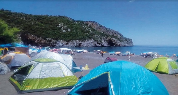«Έπηξε» από κόσμο και αντίσκηνα παραλία της Εύβοιας!