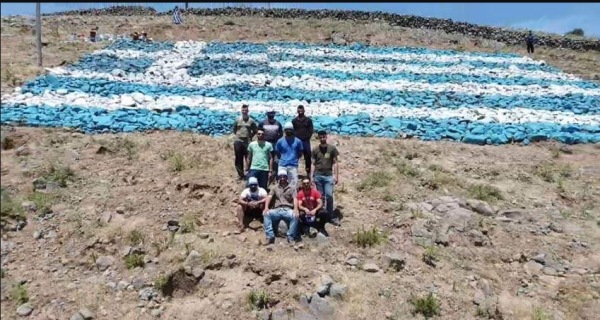 ΕΥΓΕ! Ελληνική σημαία 500τ.μ. με πέτρες στην Άγρα Λέσβου (φωτογραφίες)