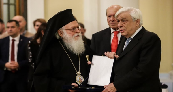 «Πλήρη και ταχεία ανάρρωση», ευχήθηκε στον Αρχιεπίσκοπο Αλβανίας Αναστάσιο ο Προκόπης Παυλόπουλος