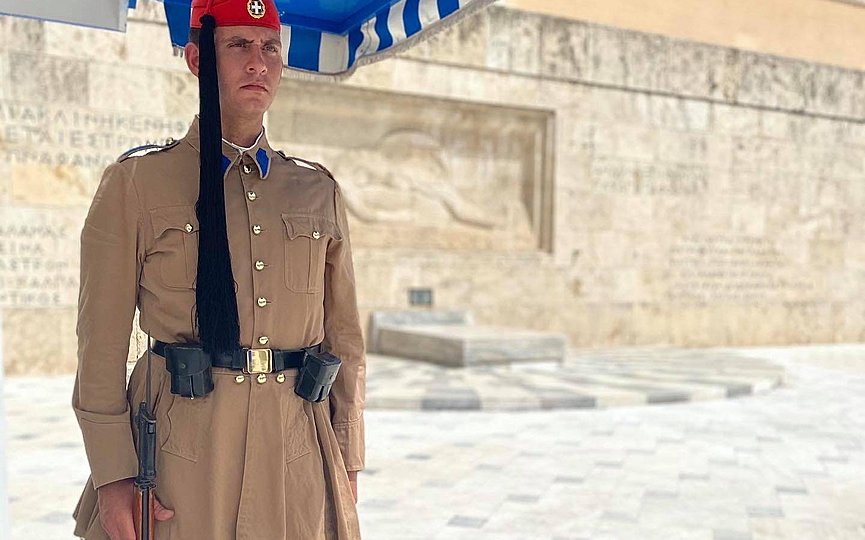 Ανδρέας Χολέβας. Ο ομογενής που πήρε ελληνικό διαβατήριο για να υπηρετήσει στην προεδρική φρουρά όπως είχε κάνει ο παππούς του.