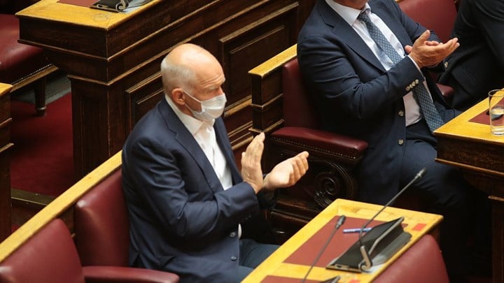 Για αυτό τον λόγο φόραγε μάσκα μέσα στη Βουλή ο Γιώργος Παπανδρέου.
