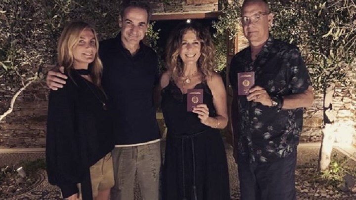 Αποκάλυψη: Με στρατιωτικό ελικόπτερο η «ντόλτσε βίτα» του πρωθυπουργού;