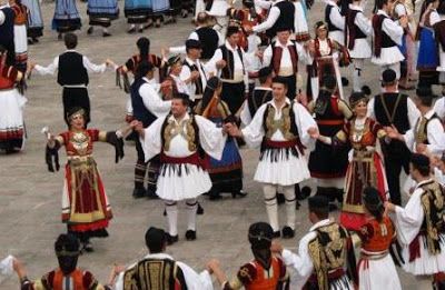Ὤδινεν λίσταν καὶ ἔτεκεν Μαρινάκην.