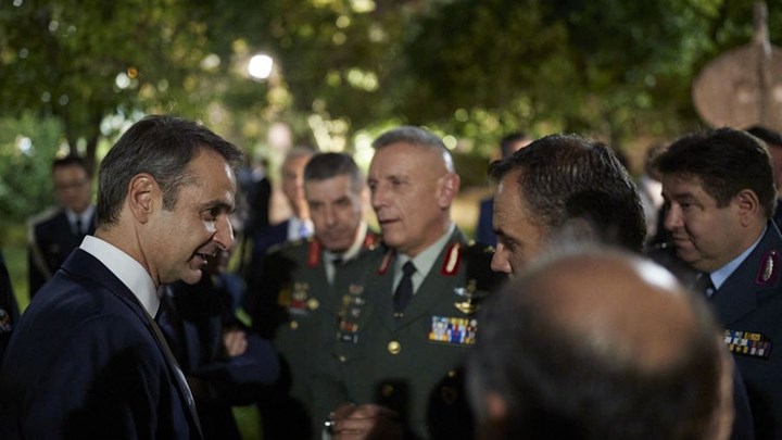 Την ώρα που ο Ερντογαν βεβήλωνε την Αγία Σοφία αντί ο Μητσοτάκης να ψαλεί τον ακαθιστο ύμνο σε καμία εκκλησία έκανε πλακίτσα για τον Σλούκα και έλεγε Άντε να δούμε λίγο μπασκετάκι.