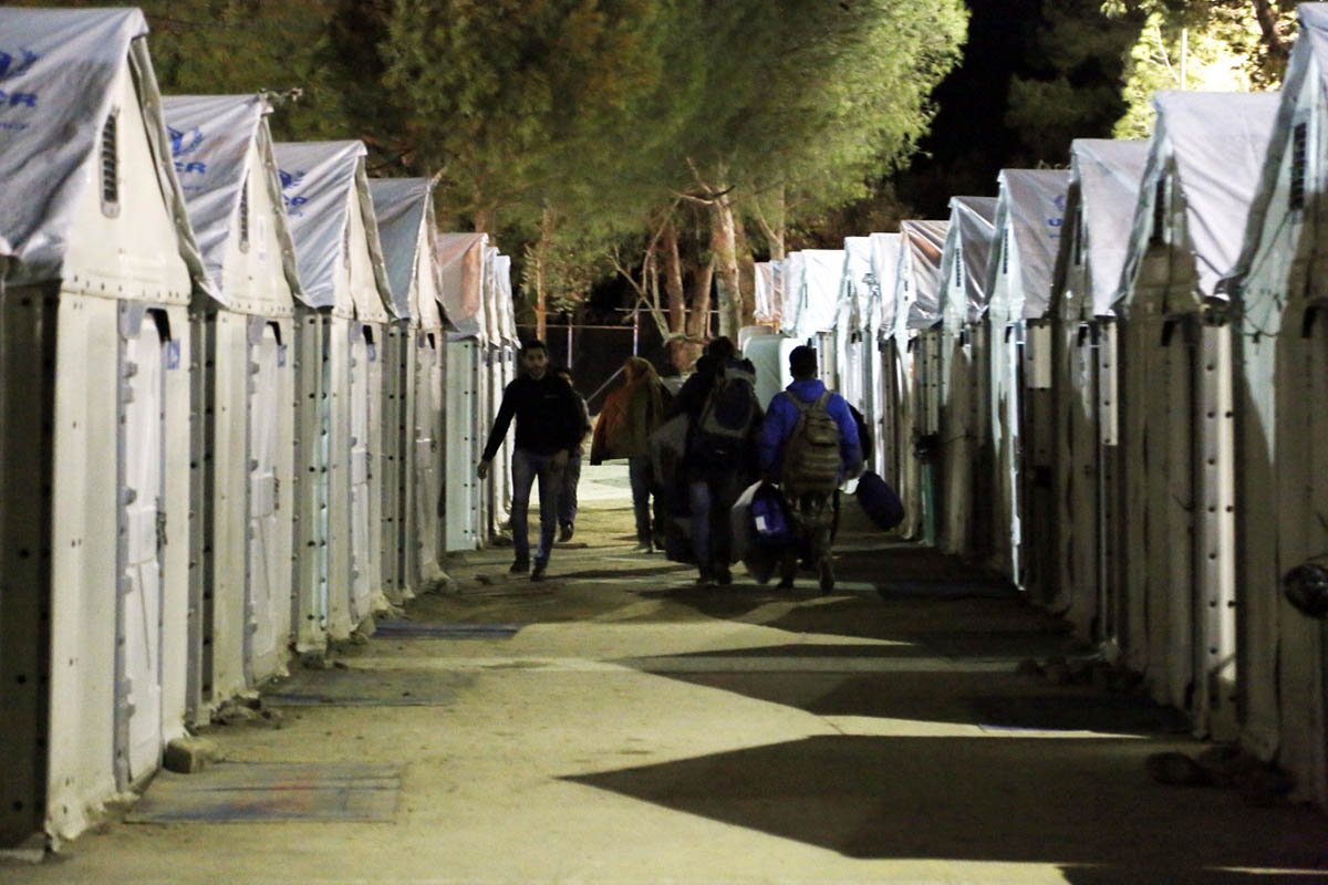 Χειροπέδες σε μετανάστη-αντεροβγάλτη στο Hot Spot της Σάμου.