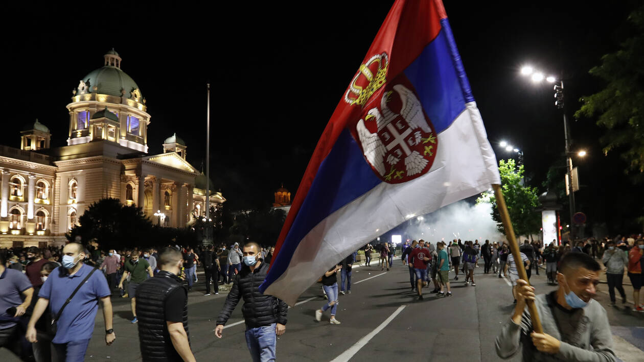 Εξέγερση στη Σερβία ενάντια στο lockdown. Άγρια υποχώρηση της κυβέρνησης που το πήρε πίσω.