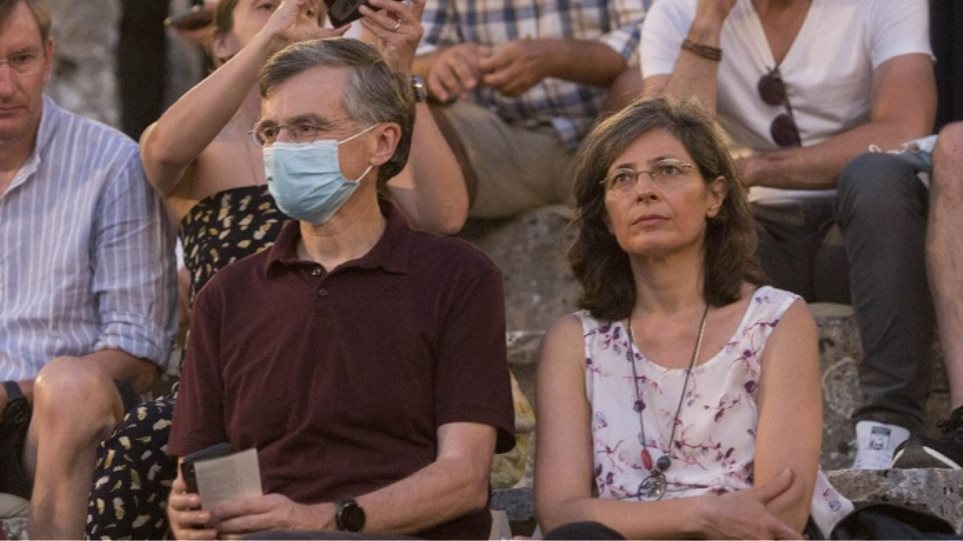 Ο Τσιόδρας με μάσκα στην Επίδαυρο.