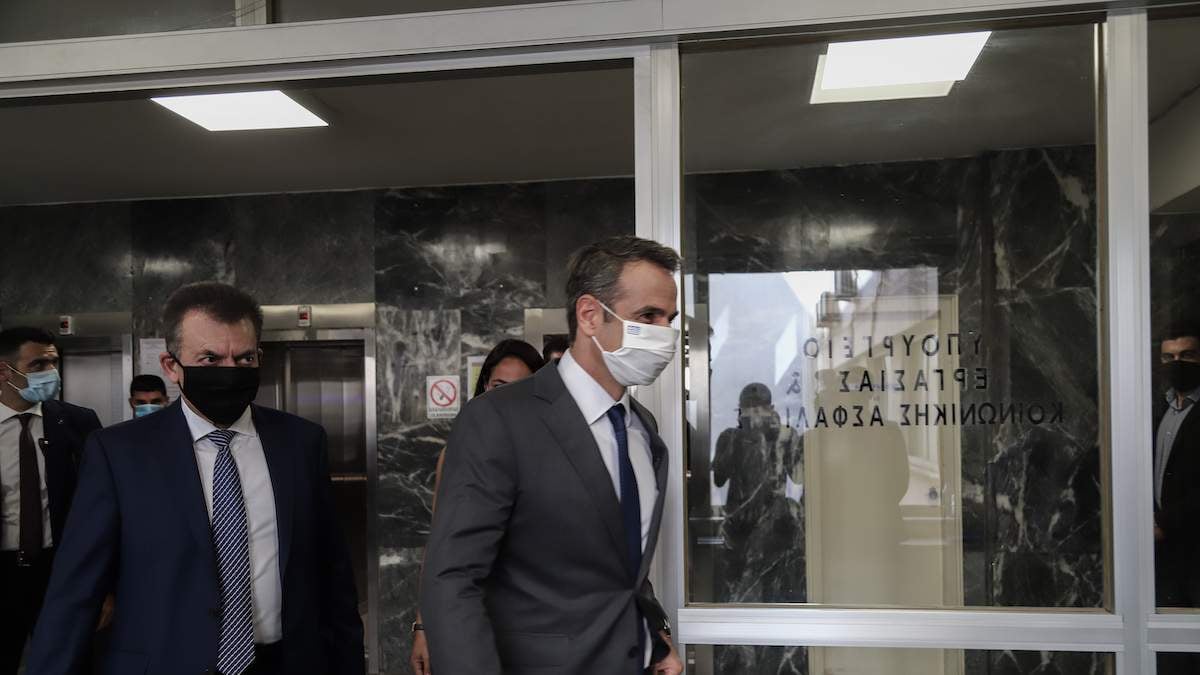 Εξοργισμένοι συνταξιούχοι με Μητσοτάκη: «Ντροπή σου!».