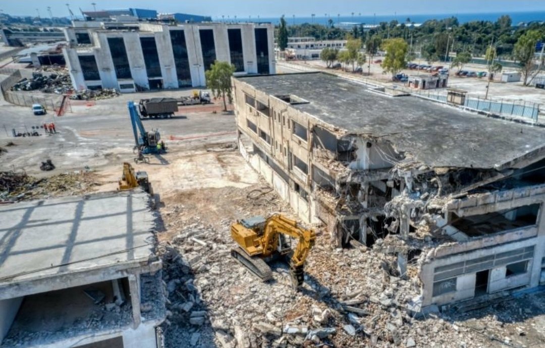 Μετά το Ελληνικό μπαίνουν μπουλτόζες και στο Μαξίμου;